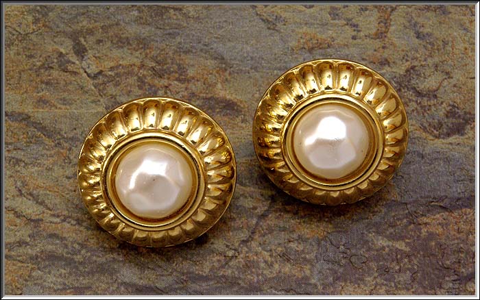 Stunning Vintage Givenchy Faux Pearl Gold Tone Clip Earrings 4g S Logo